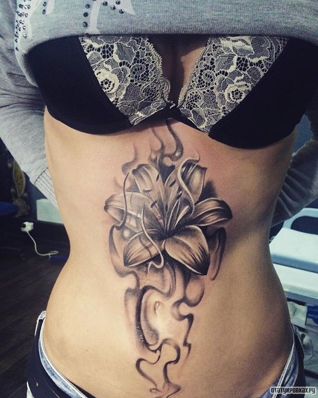 Фотография татуировки под названием «Цветочек на животе»