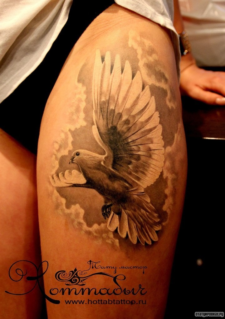 Фотография татуировки под названием «Летящий белый голубь»
