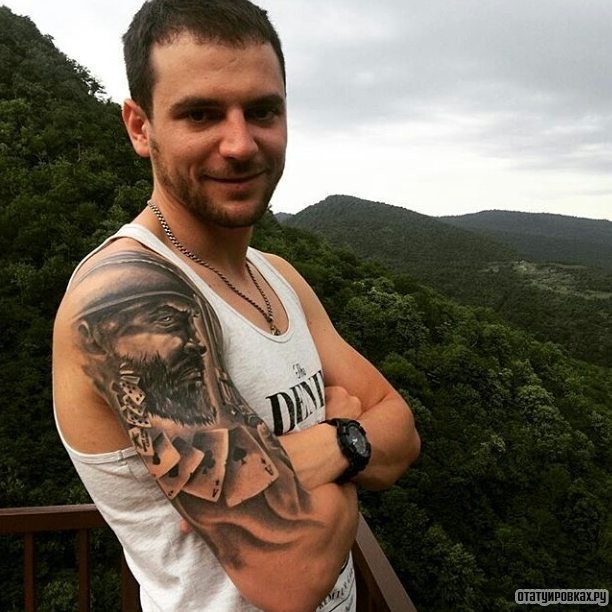 Фотография татуировки под названием «Мужчина с пистолетом»