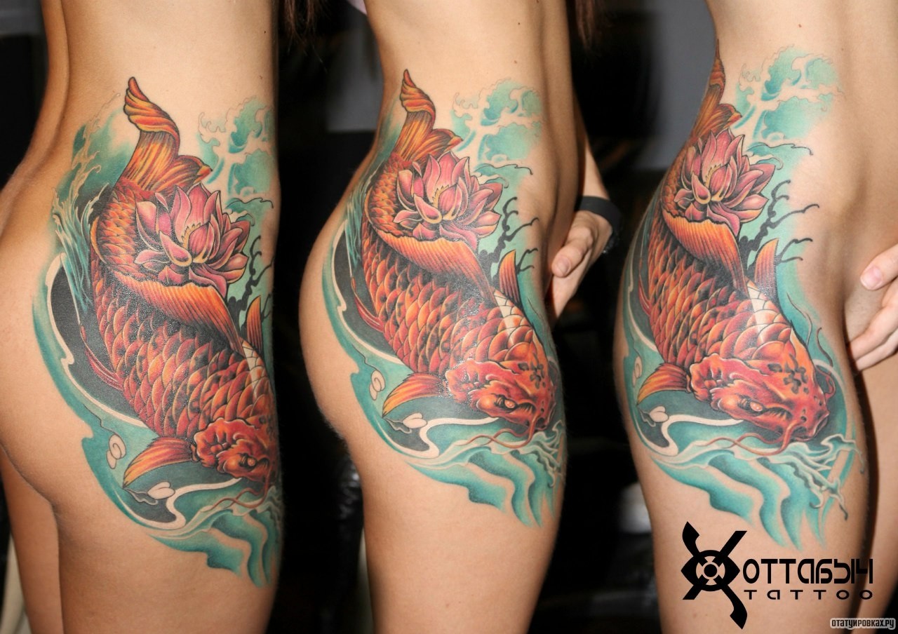 Фотография татуировки под названием «Японская рыба с лотосом»