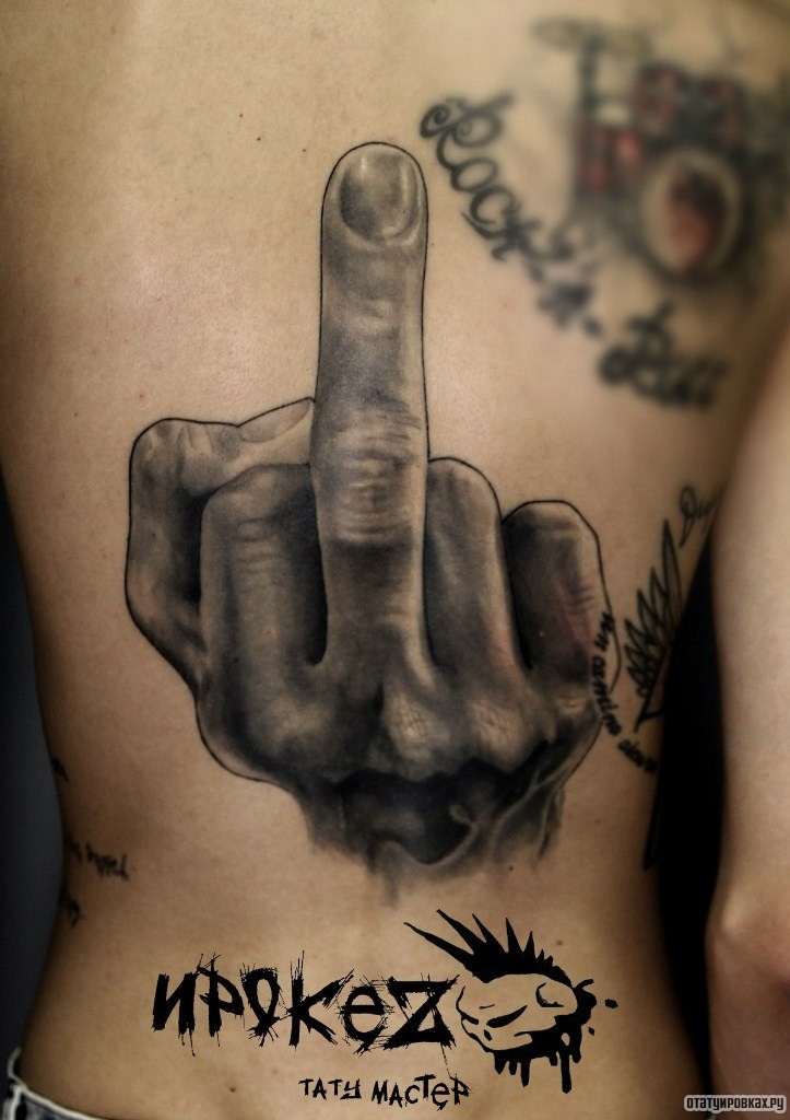 Фотография татуировки под названием «Фигура из трех пальцев»