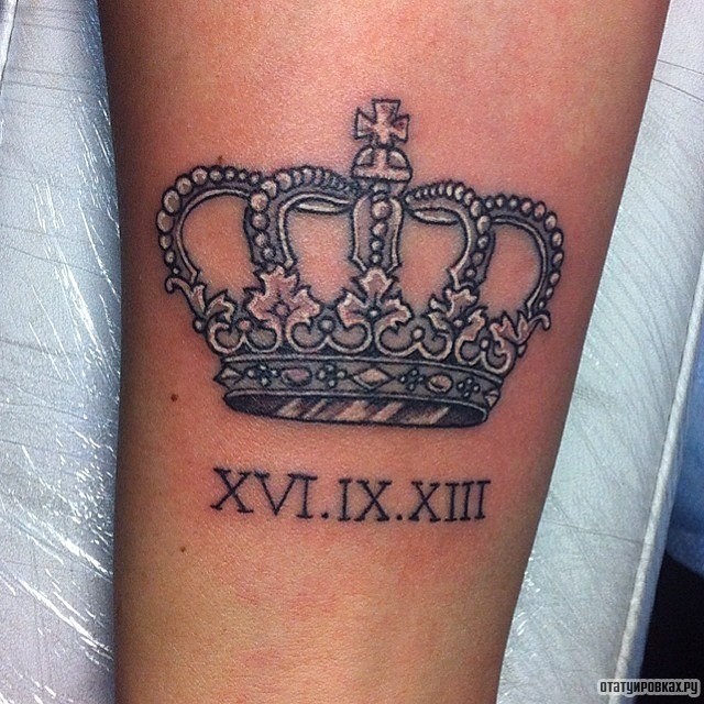 Фотография татуировки под названием «Корона с жемчужинами»