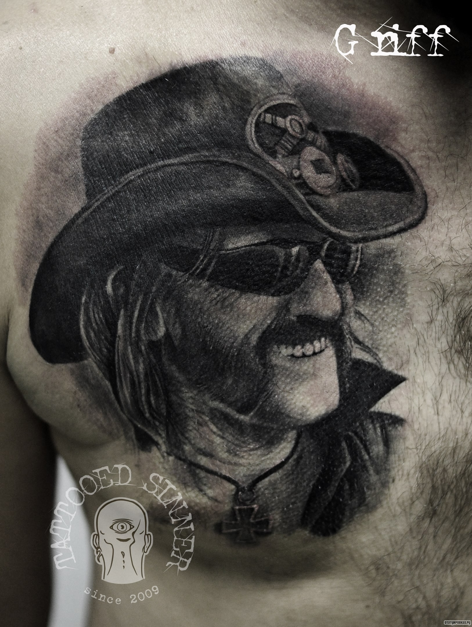 Фотография татуировки под названием «Мужчина в черных очках и шляпе»