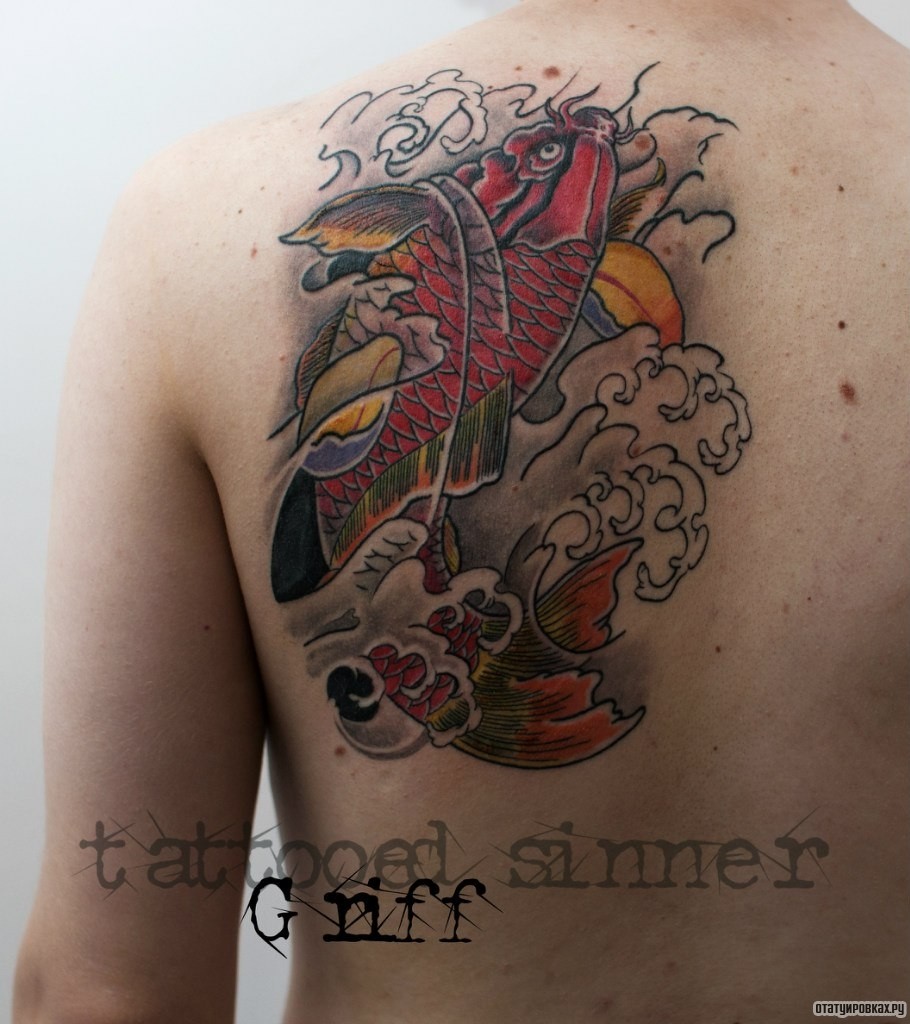 Фотография татуировки под названием «Карп и волны»