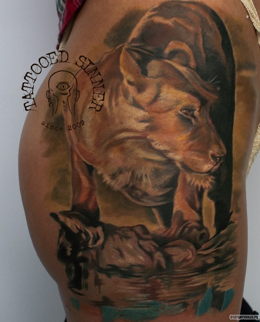 Фотография татуировки под названием «Львица с добычей»