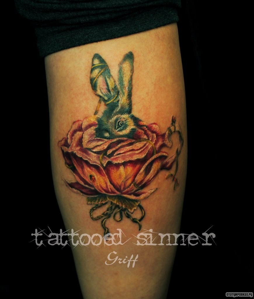 Фотография татуировки под названием «Заяц в розе»