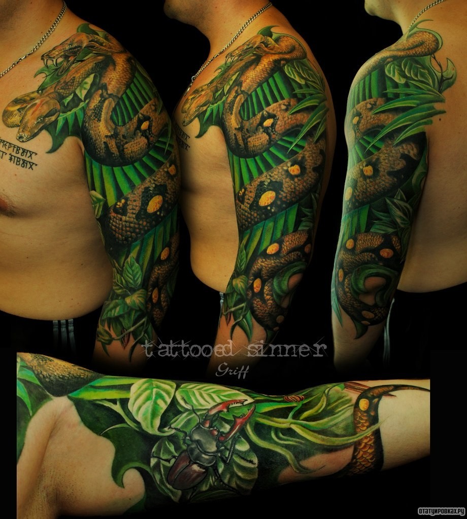 Фотография татуировки под названием «Змея на фоне зеленой травы»