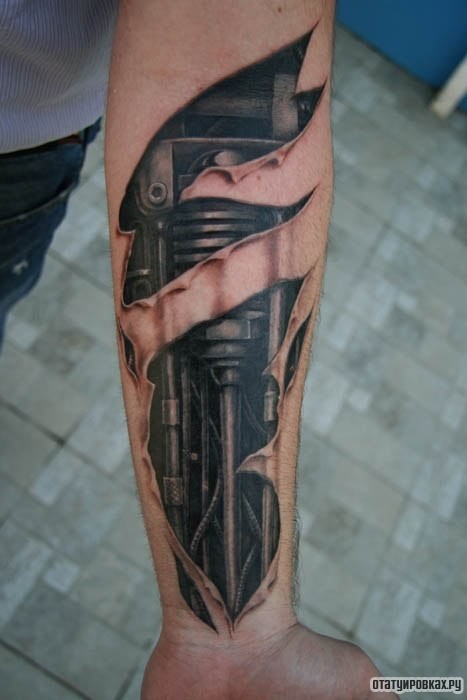 Фотография татуировки под названием «Механизмы под кожей биомеханика»