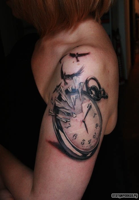 Фотография татуировки под названием «Часы и птицы»