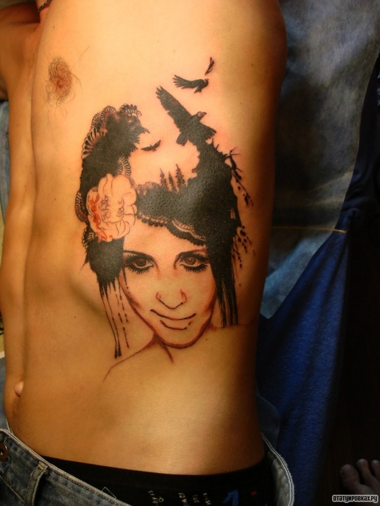 Фотография татуировки под названием «Девушка с птицами на голове»