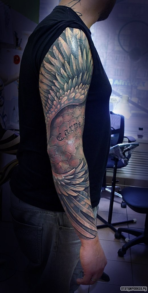 Фотография татуировки под названием «Большие крылья и надпись carpe diem»