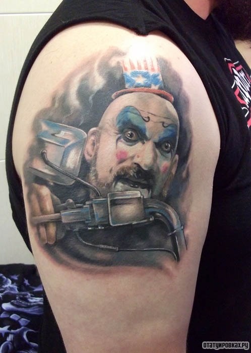 Фотография татуировки под названием «Портрет неизвестного байкера»