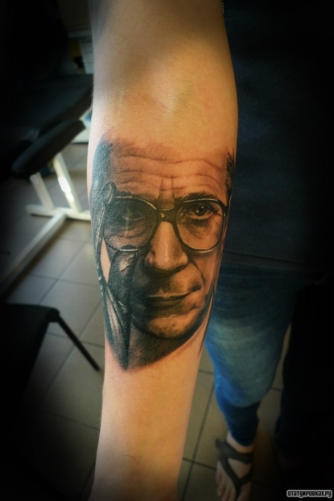 Фотография татуировки под названием «Портрет человека в очках»