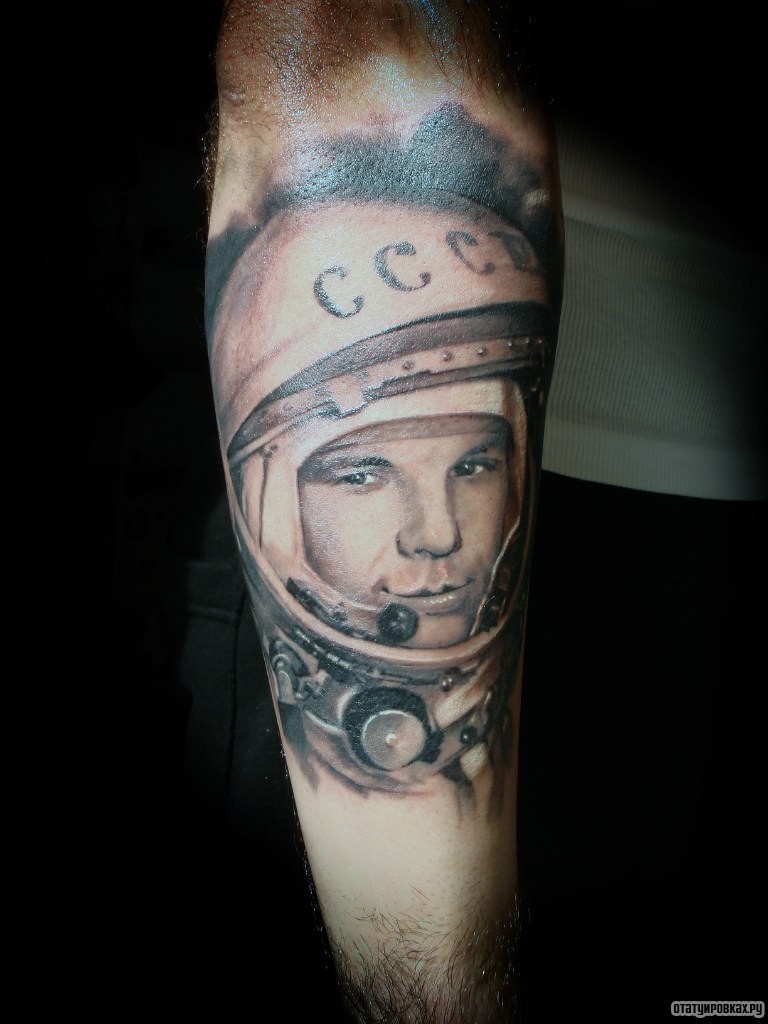 Фотография татуировки под названием «Портрет Гагарина»