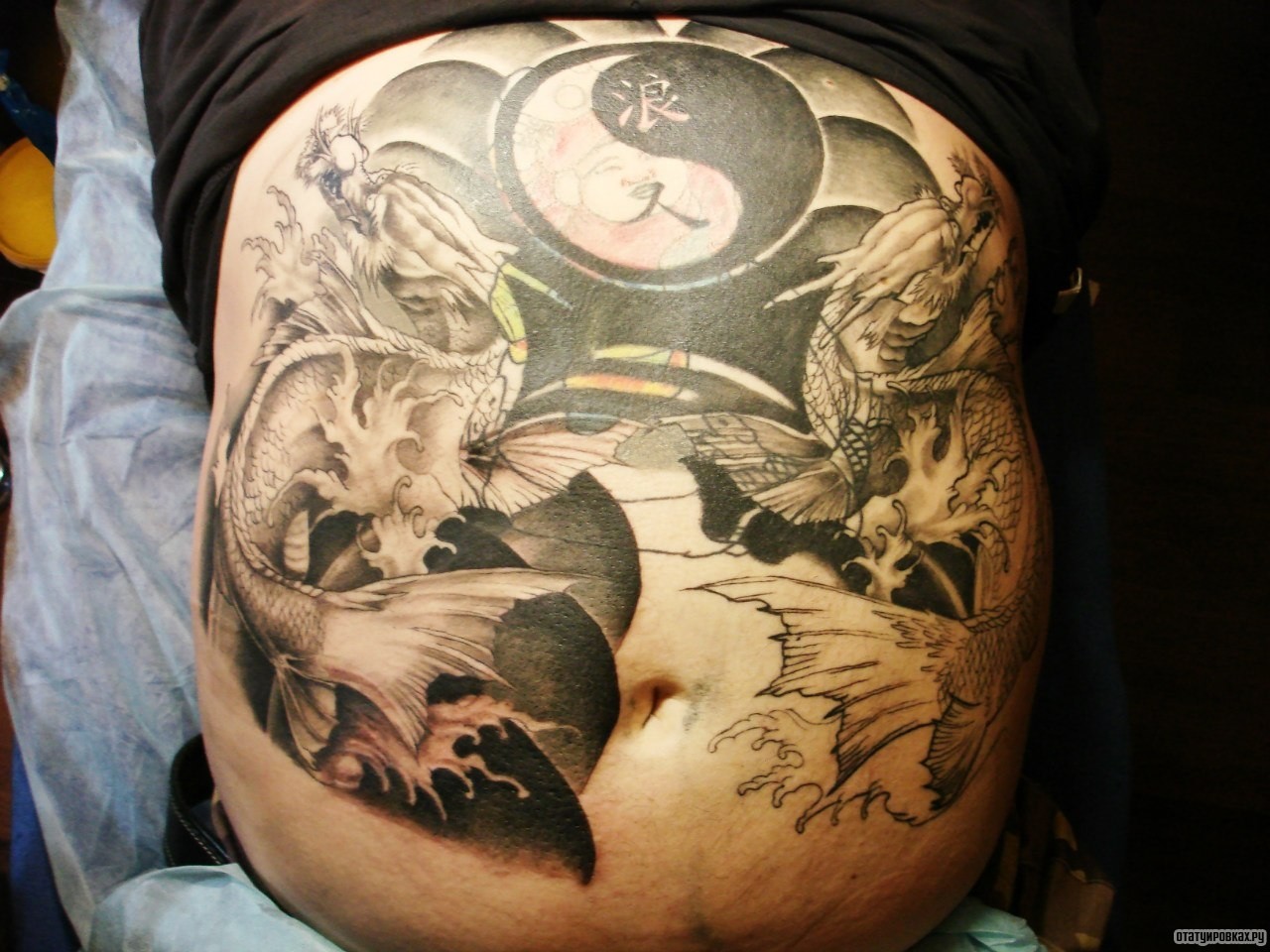 Фотография татуировки под названием «Два дракона и инь янь»