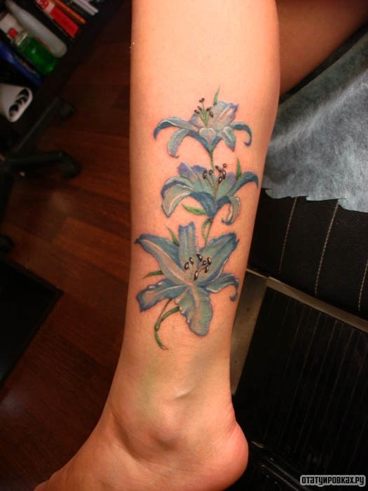 Фотография татуировки под названием «Синие цветочки»