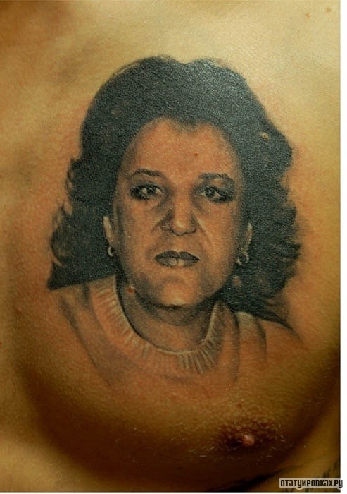 Фотография татуировки под названием «Портрет матери»