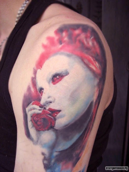 Фотография татуировки под названием «Бледная женщина с красными губами»