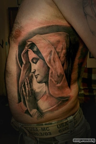 Фотография татуировки под названием «Женщина читающая молитву»