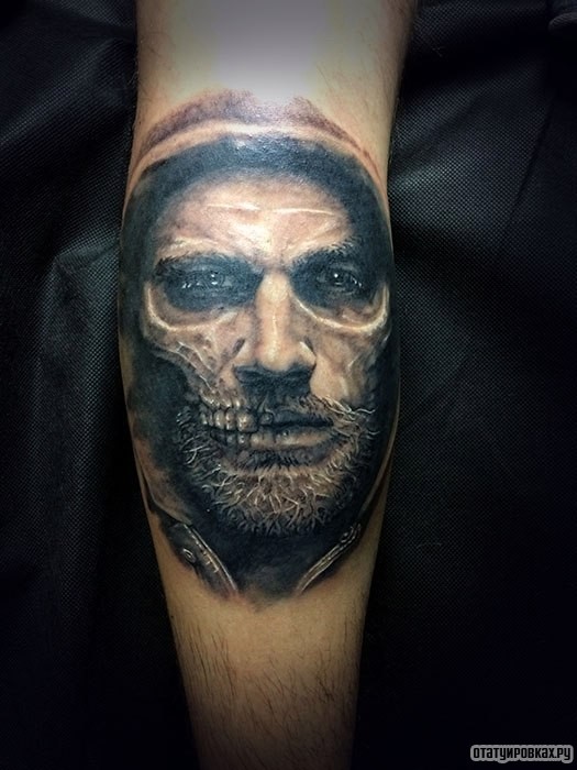 Фотография татуировки под названием «Наполовину мужчина, наполовину череп»