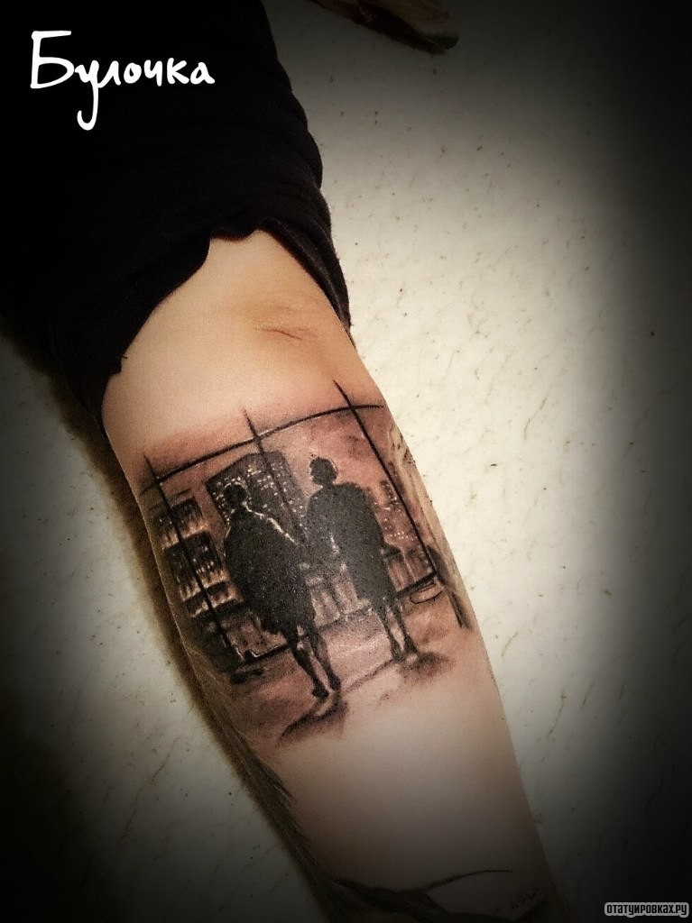 Фотография татуировки под названием «Пара на фоне ночного города»