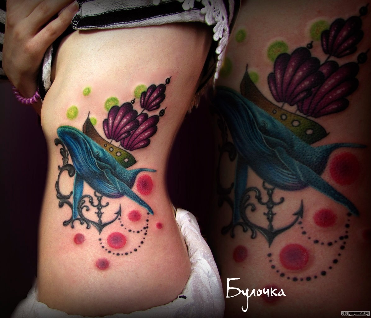 Фотография татуировки под названием «Синий кит и корабль»