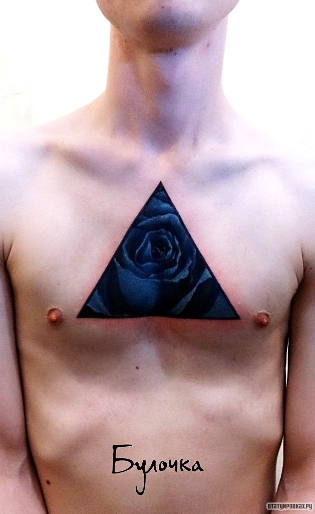 Фотография татуировки под названием «Роза в треугольнике»