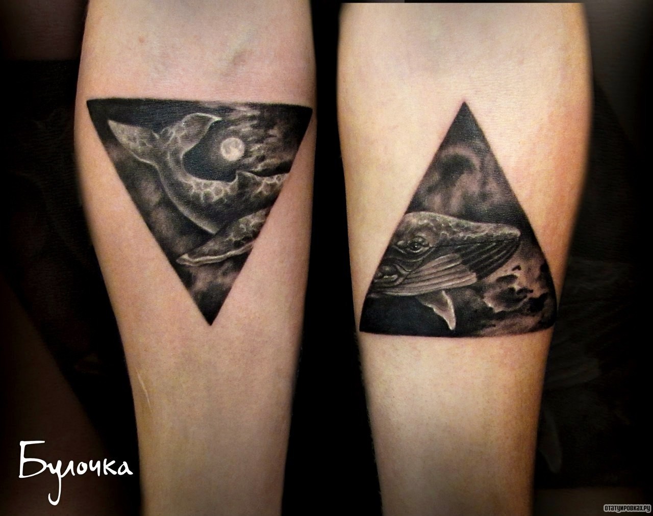Фотография татуировки под названием «Кит в треугольнике»