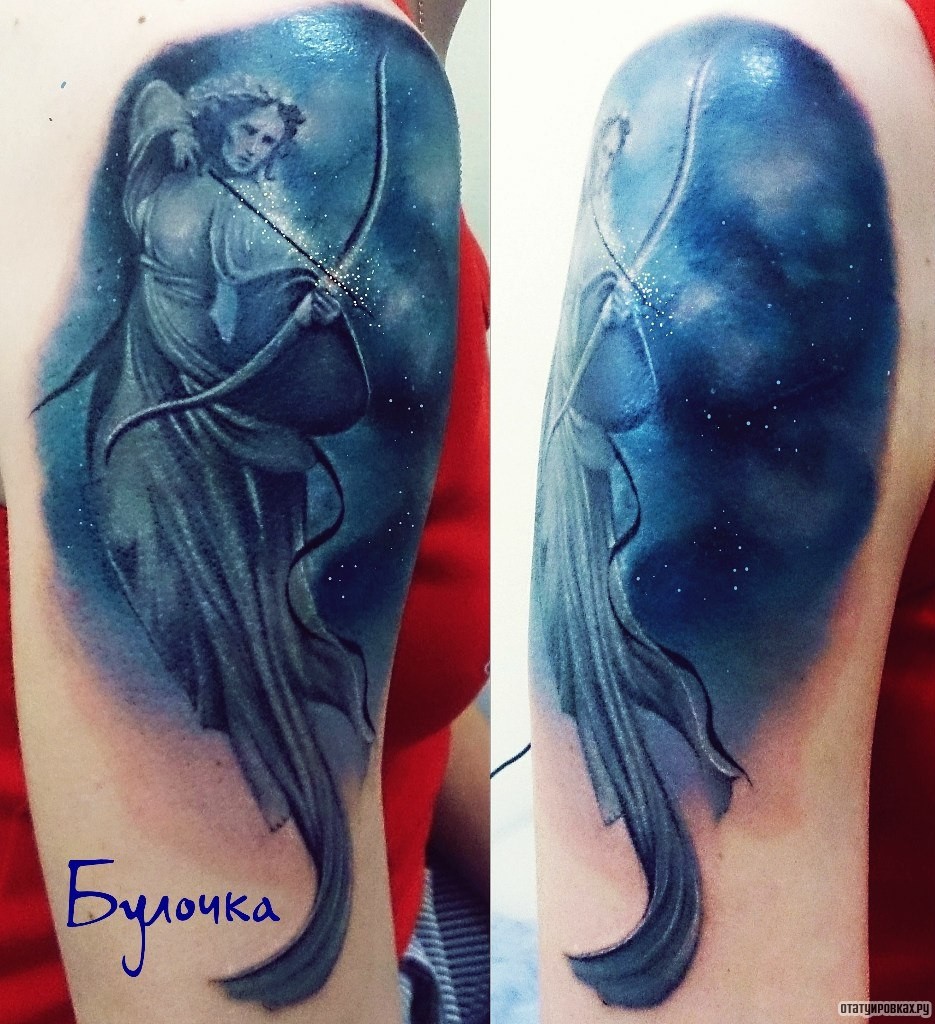 Фотография татуировки под названием «Ангел с луком на синем небе»