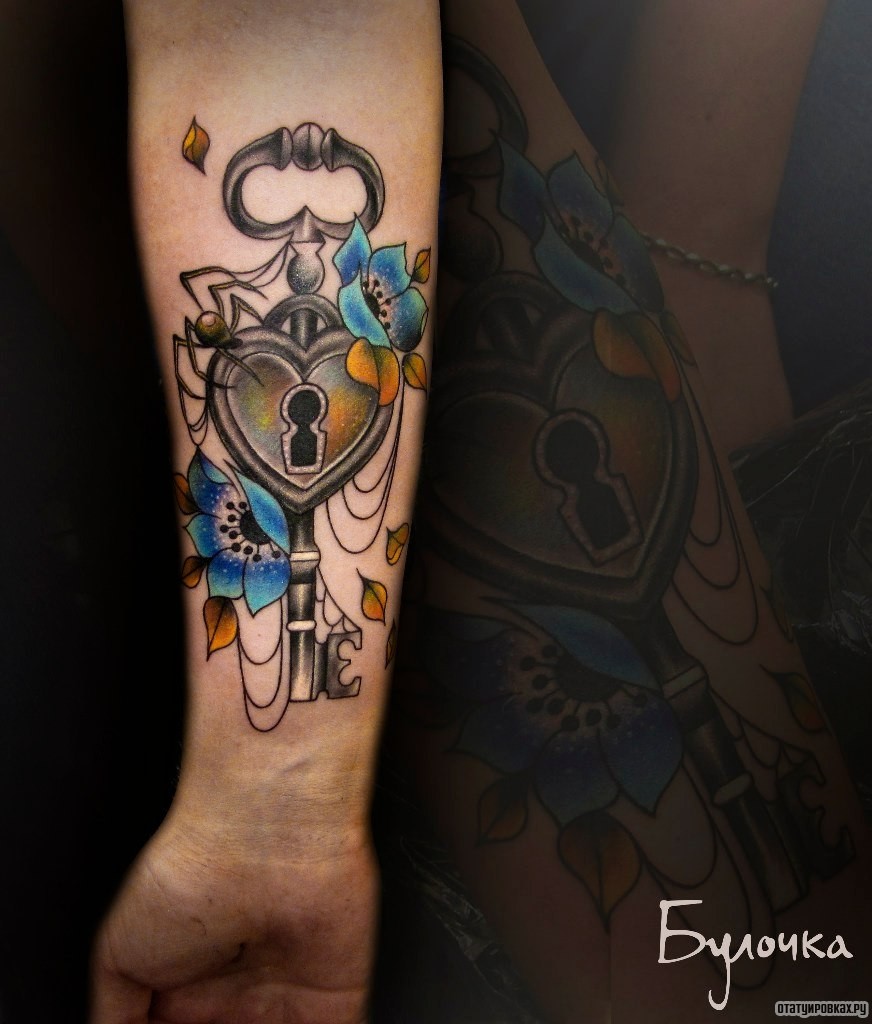 Фотография татуировки под названием «Ключ с замком и цветами»