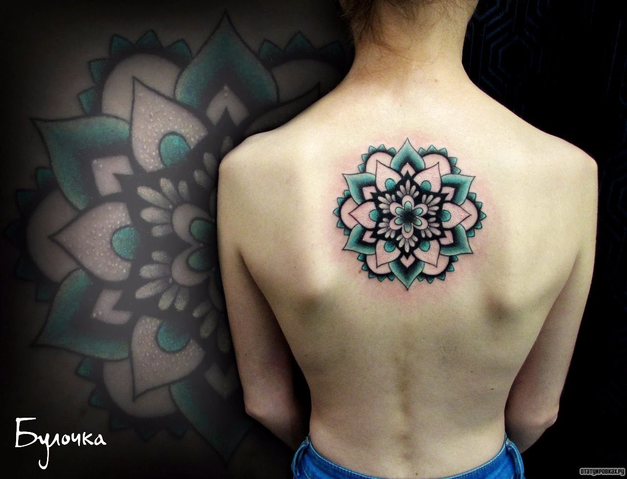 Фотография татуировки под названием «Мандала с бирюзовым цветом»