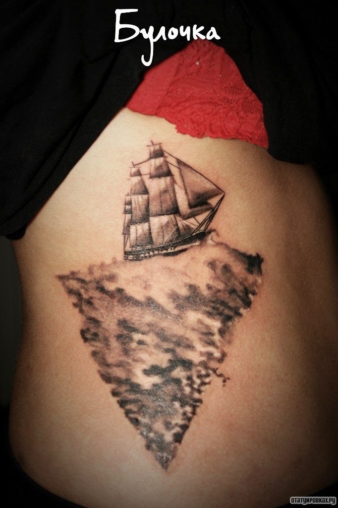 Фотография татуировки под названием «Корабль на треугольнике»