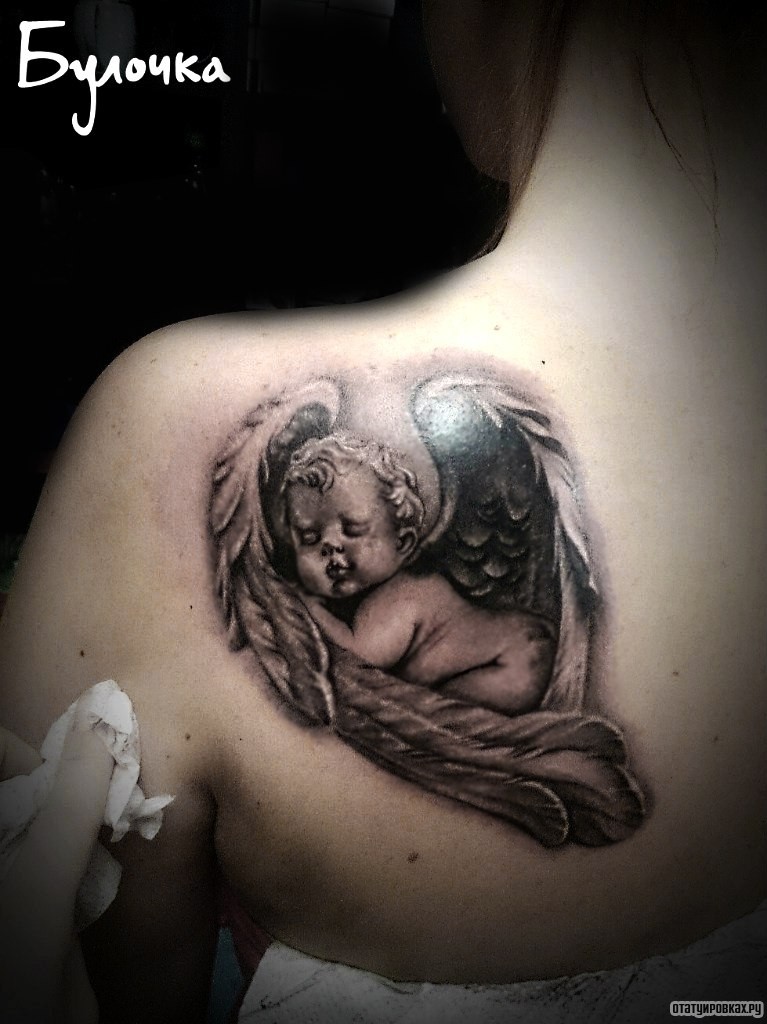Фотография татуировки под названием «Ангелок с крыльями спит»