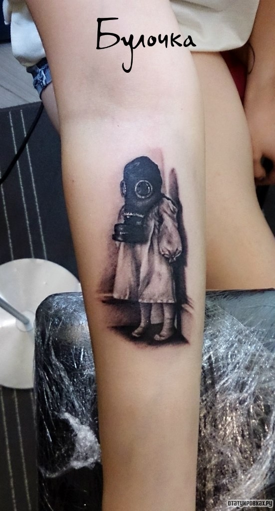 Фотография татуировки под названием «Девочка в противогазе»
