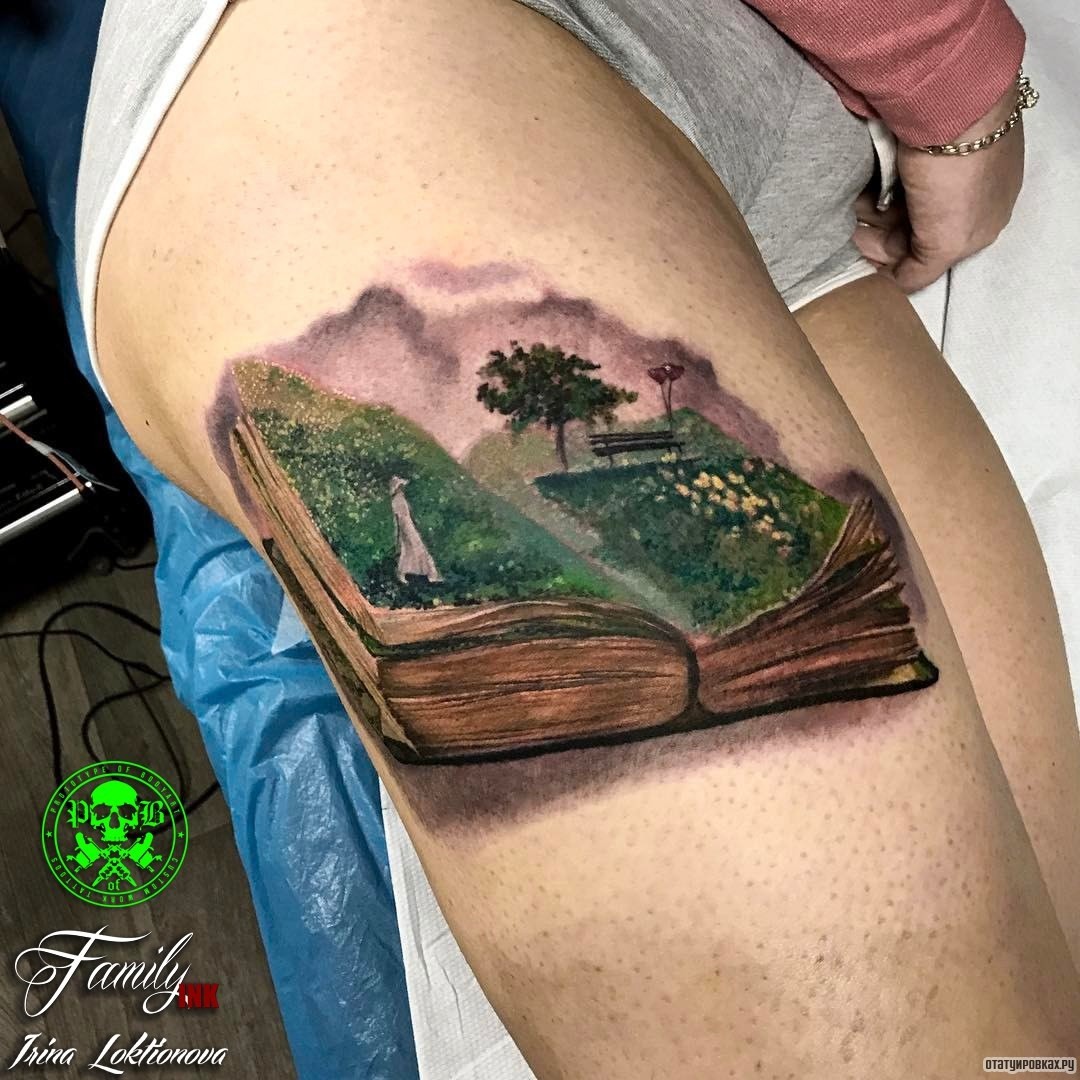 Фотография татуировки под названием «Живая книга»