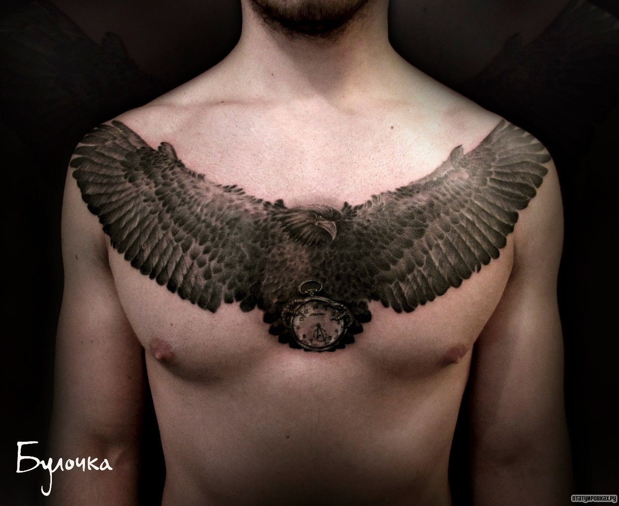 Фотография татуировки под названием «Птица и часы»
