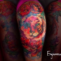 Морда тигрицы с цветами в красках мастера Ирина Локтионова