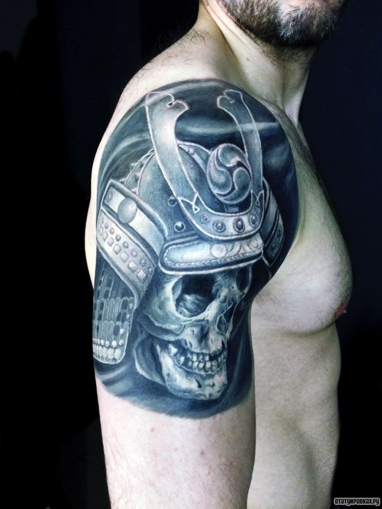 Фотография татуировки под названием «Череп в шлеме»