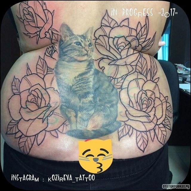 Фотография татуировки под названием «Кот и цветы»