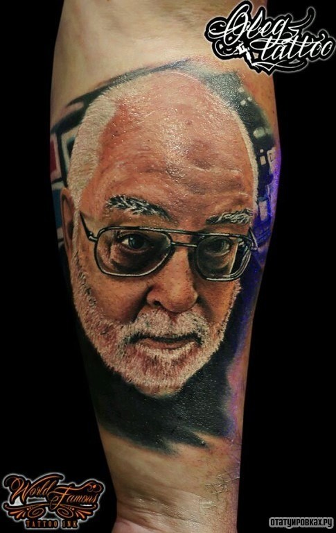 Фотография татуировки под названием «Портрет седого человека в очках»