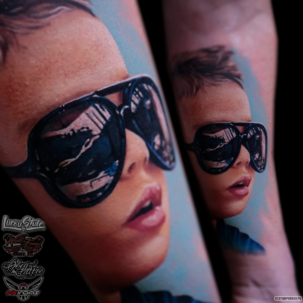 Фотография татуировки под названием «Мальчик в очках»