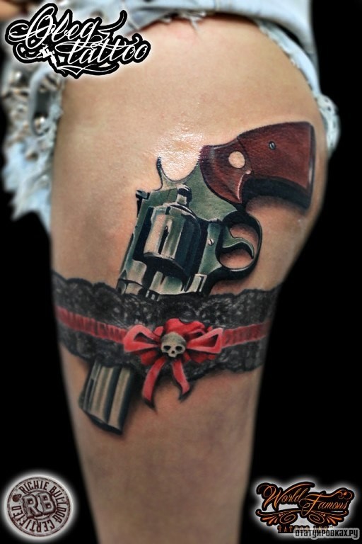 Фотография татуировки под названием «Пистолет в повязке»