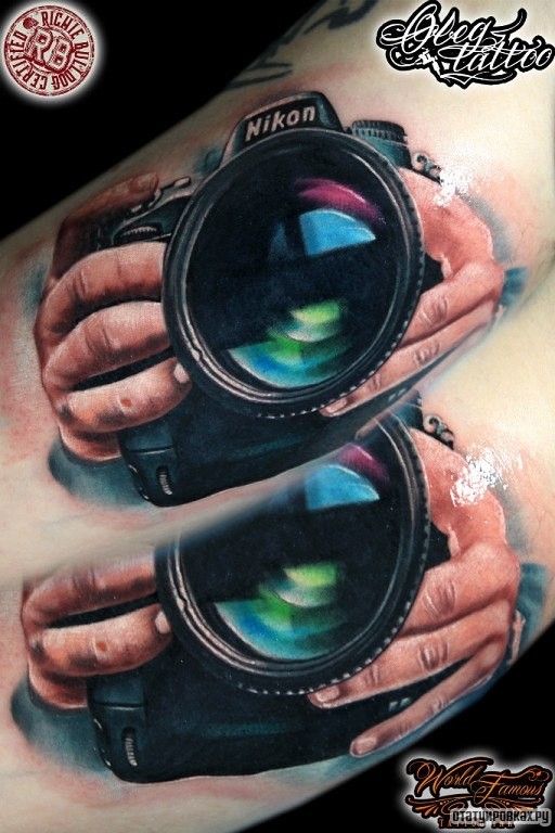 Фотография татуировки под названием «Фотоаппарат в руках»