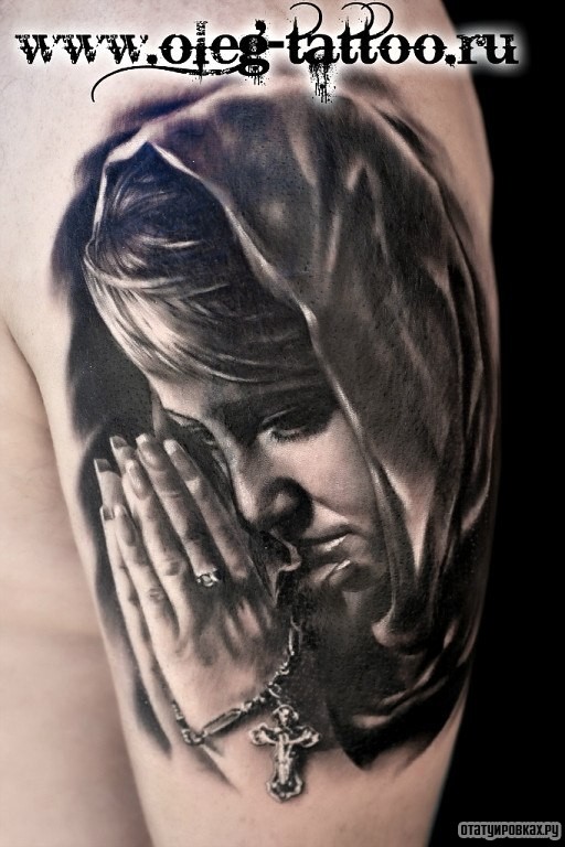 Фотография татуировки под названием «Монашка молется с крестом на руке»