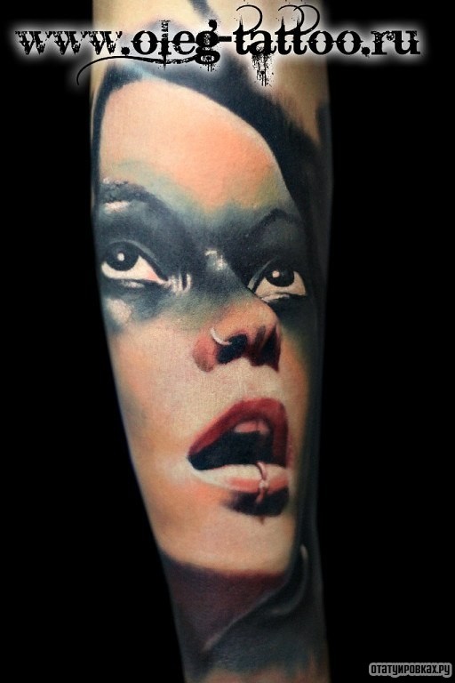 Фотография татуировки под названием «Лицо девушки с пирсингом»