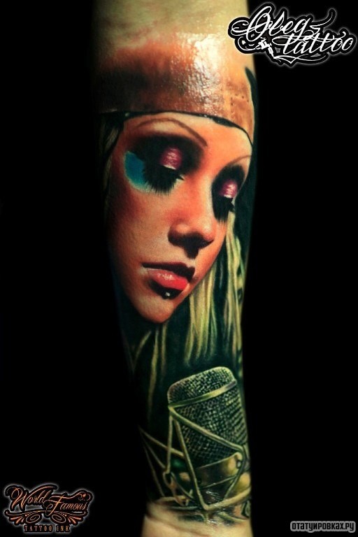 Фотография татуировки под названием «Печальное лицо девушки с микрофоном»