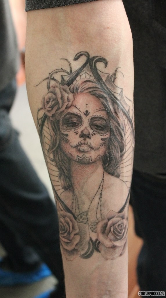 Фотография татуировки под названием «Девушка и розы, стиль чикано»