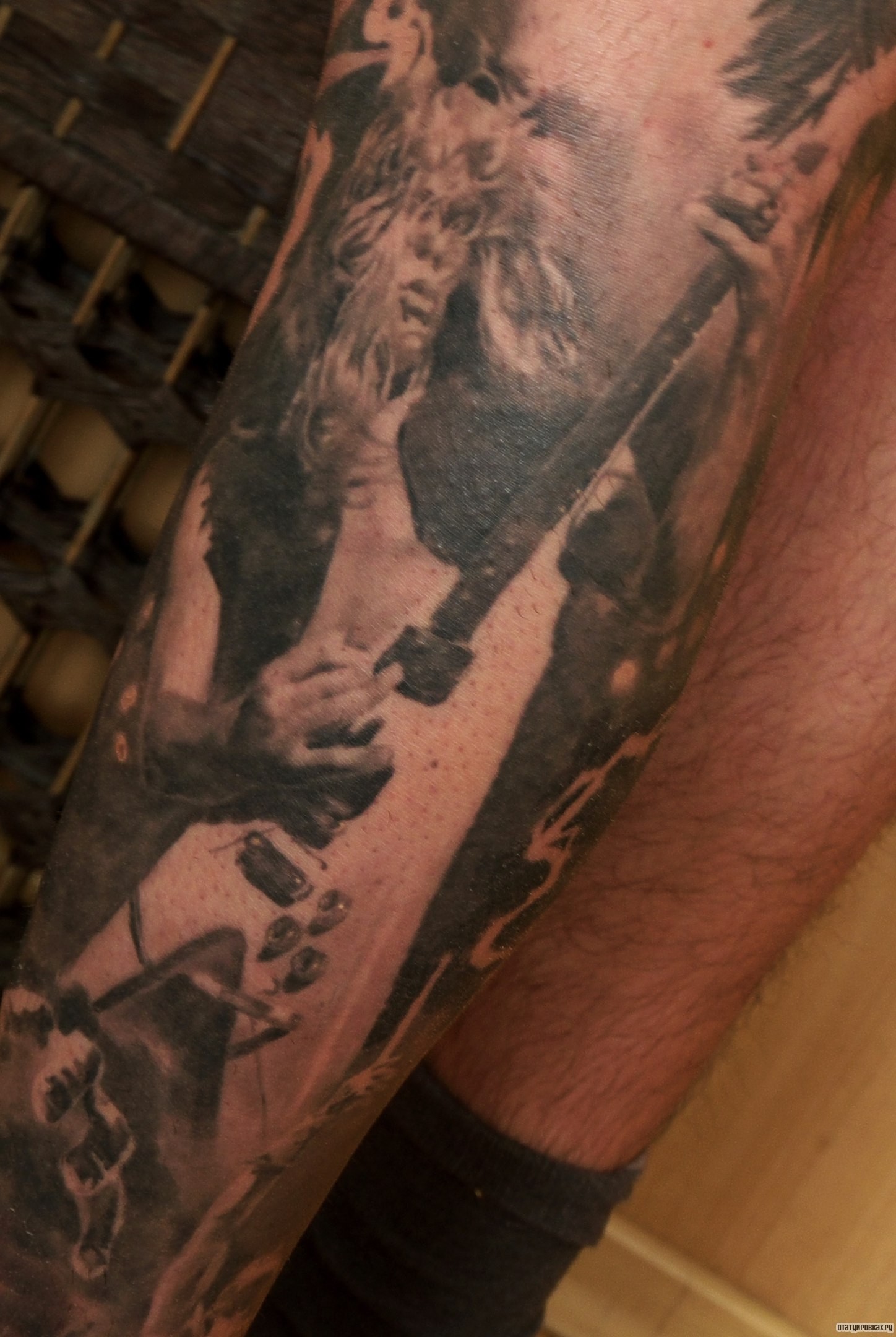 Фотография татуировки под названием «Человек играет на гитаре»
