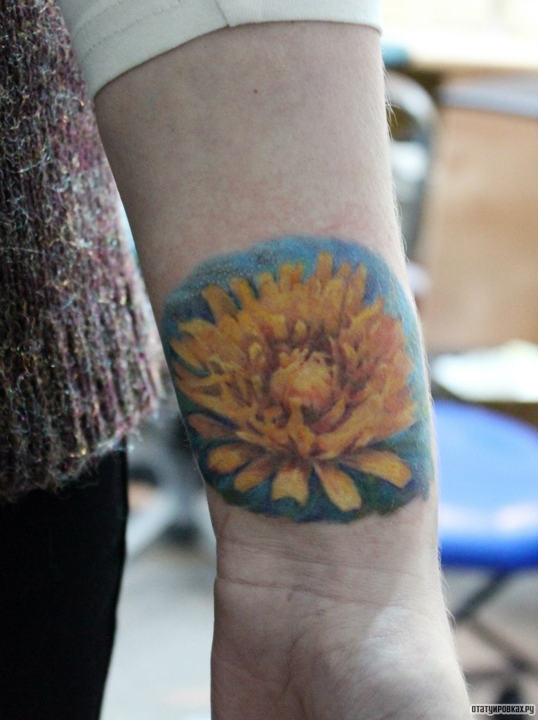 Фотография татуировки под названием «Желтый цветок»