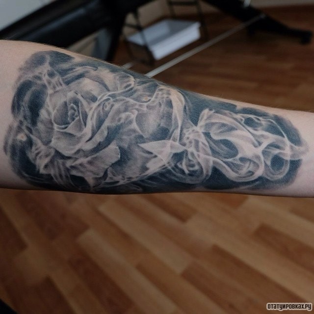 Фотография татуировки под названием «Роза из дыма»